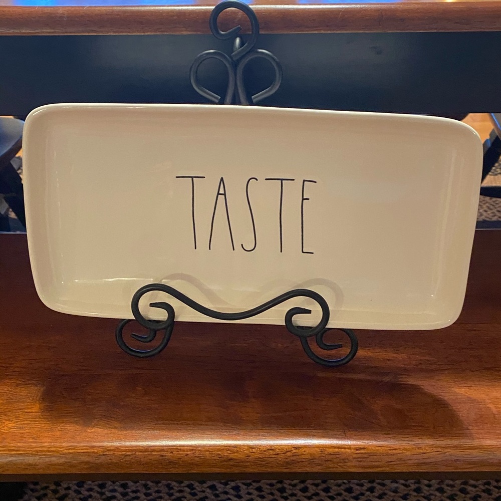 Rae Dunn Taste plate & stand